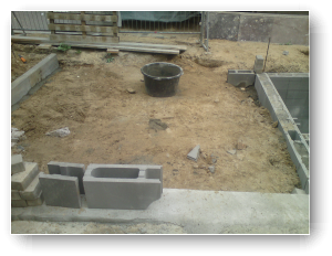 Mauern mit Schalungssteine für die Treppe Mauern mit Schalungssteine für die Treppe