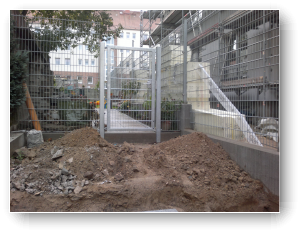 So hier soll nun eine Pflasterfläche und eine Treppe hin So hier soll nun eine Pflasterfläche und eine Treppe hin