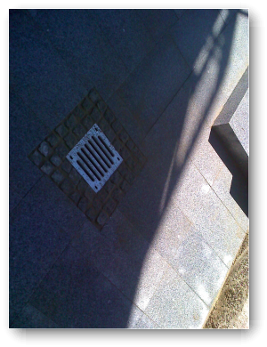 Pflastern von Gehwegplatten und Abfluß Pflastern von Gehwegplatten und Abfluß