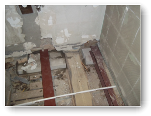 Stahlträger werden auf neu gemauerten Auflager Stahlträger werden auf neu gemauerten Auflager