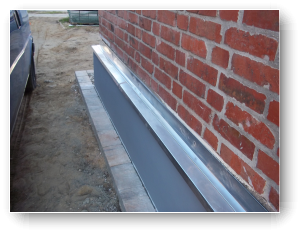 Abdeckung der Kellerdämmung und Läufer setzen Abdeckung der Kellerdämmung und Läufer setzen