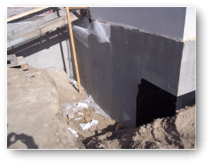 Kellerdämmung verputzt und schwarz Anstrich Kellerdämmung verputzt und schwarz Anstrich